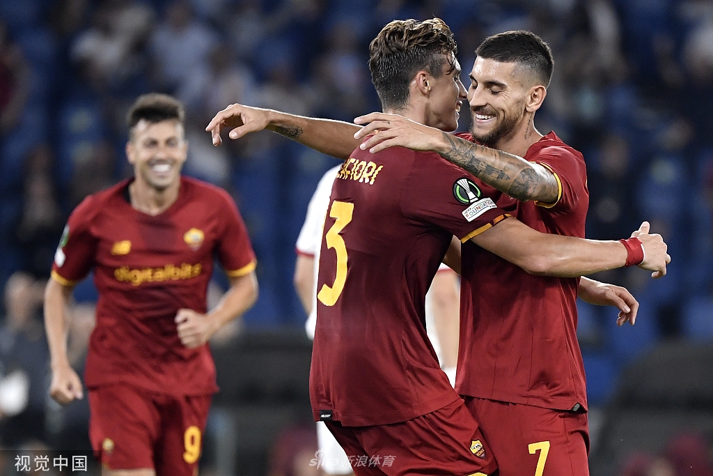 罗马队长佩莱格里尼在进球后激情滑跪，他的双手指天，奥林匹克球场的草屑在他身旁飞舞，背后是看台上汹涌澎湃的红狼球迷，他们挥舞着围巾，共同庆祝这粒扳平比分的世界波。