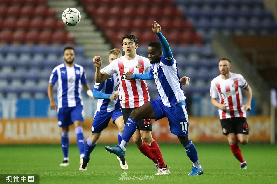  桑德兰门将伯奇高高跃起，双拳将维冈竞技的角球击出禁区，他在人群中如同天神下凡，力保球门不失。