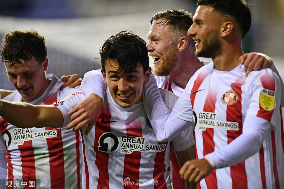  维冈竞技球员爱德华兹在边路带球突破，遭遇桑德兰两名防守球员的关门防守，他咬紧牙关奋力护球，眼神中充满不甘。