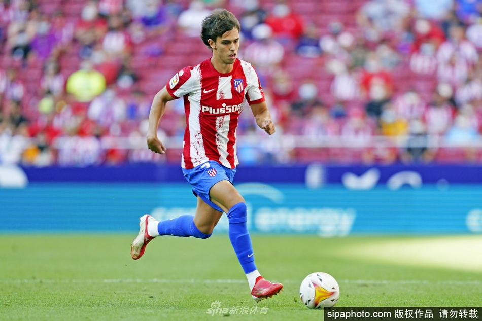 菲利克斯低头沉默离场，大都会球场的灯光将他的影子拉得格外长