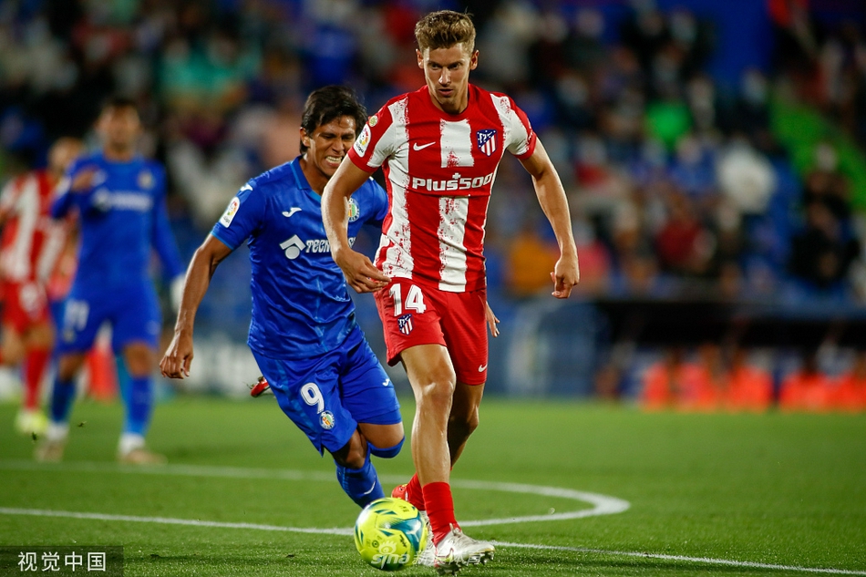 苏亚雷斯高高跃起，以一记强有力的头槌完成读秒绝杀，皮球应声入网，门将只能望球兴叹