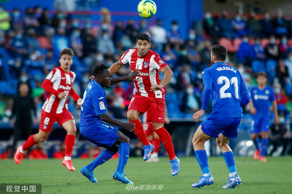 进球后的苏亚雷斯被疯狂的马竞队友团团围住，大家的表情极度亢奋，共同庆祝这来之不易的绝杀进球