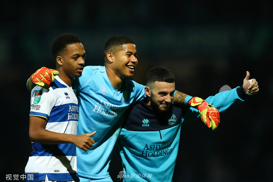 夜幕下的基扬王子基金会体育场灯火通明，女王公园巡游者的球员们与埃弗顿的英超明星们严阵以待，一场激战即将在这片绿茵场上拉开序幕。