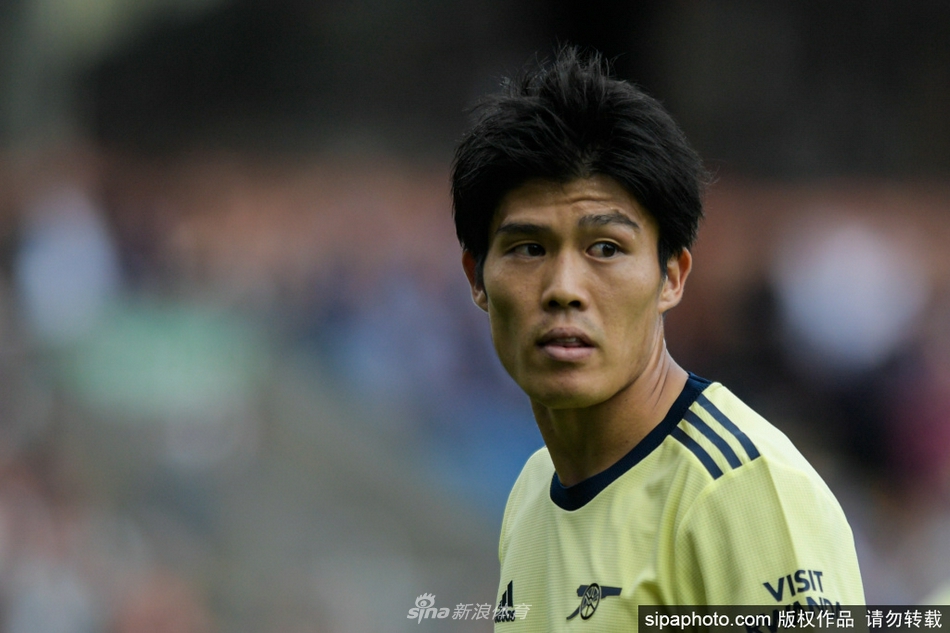 富安健洋在比赛中展现出强大的核心力量，他卡住身位，用身体将伯恩利的高大前锋与皮球彻底隔开，对方球员面露难色，试图从背后超车却无能为力，这一幕生动地诠释了何为百分百的对抗成功率。