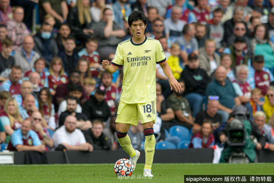 比赛结束后，精疲力尽的富安健洋坐在草坪上，几位阿森纳队友面带笑容地跑过来，纷纷向他伸出手臂，准备将他拉起来，这个充满兄弟情谊的瞬间，彰显了这位日本后卫在短时间内赢得的高度认可和团队地位。