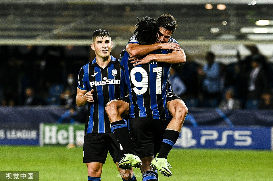 亚特兰大将士们激情相拥，庆祝佩西纳打进的宝贵制胜球，蓝色竞技场的狂喜在这一刻被点燃。