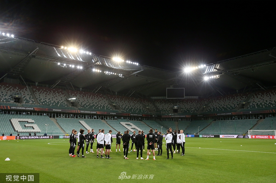 后防线的球员们正在进行防守演练，他们步调一致，眼神中充满坚毅，筑起一道蓝色的钢铁长城，抵御着进攻球员的轮番冲击。