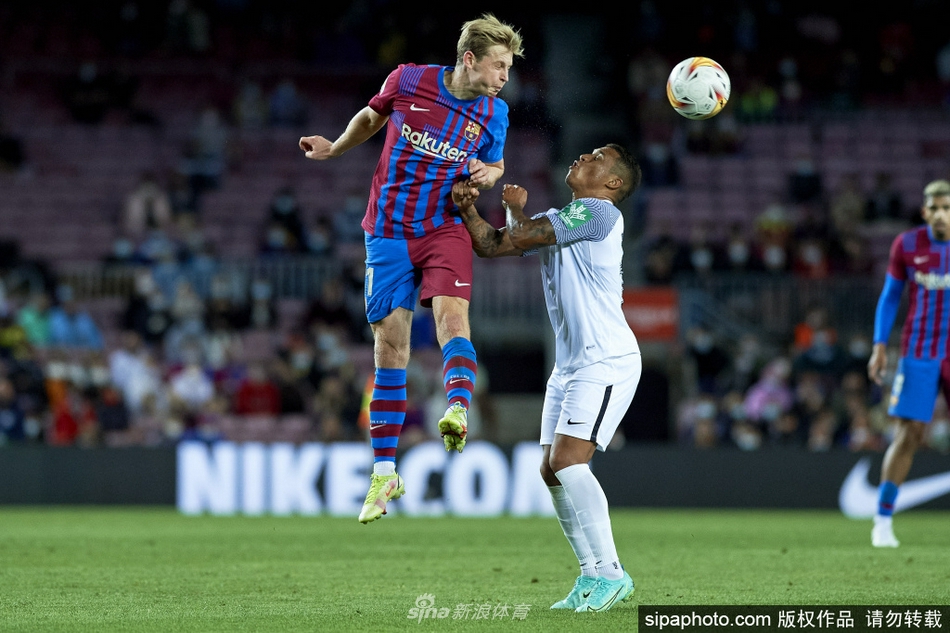 德容带球向前推进，面前是开阔的进攻空间，他即将用一脚精准的传球撕开对手的防线，为队友创造致命一击的机会。