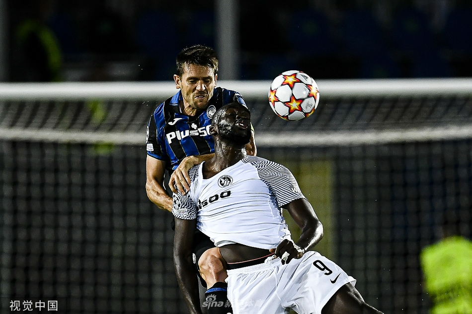 本菲卡前锋努涅斯点球破门瞬间，他目光坚毅，完成了个人本场的梅开二度，彻底击溃了来访的巴塞罗那。