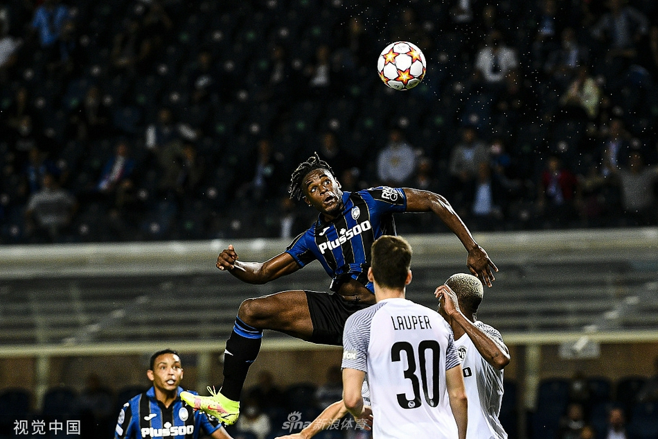 进球功臣佩西纳在队友的簇拥下忘情呐喊，他的脸上写满了骄傲，这粒欧冠首球让他载入了俱乐部的史册。