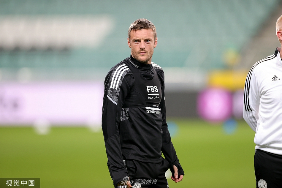 莱斯特城球员们正在进行高强度的分组对抗，皮球在草皮上飞速滚动，球员们全神贯注，仿佛将训练场当作了欧联杯的决战舞台。