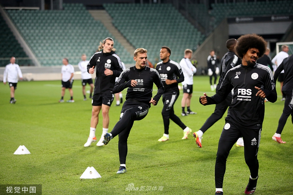 训练场边，教练组聚精会神地观察着场上的一举一动，罗杰斯不时大声呼喊，用手势指挥着球员的站位与跑动，指挥着这场虚拟的欧战。