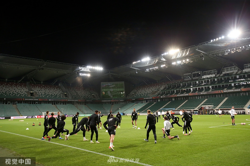 中场核心球员在教练组的指导下进行传球练习，他目光如炬，每一次出脚都力求精准，试图在对手的逼抢前找到最致命的传球路线。