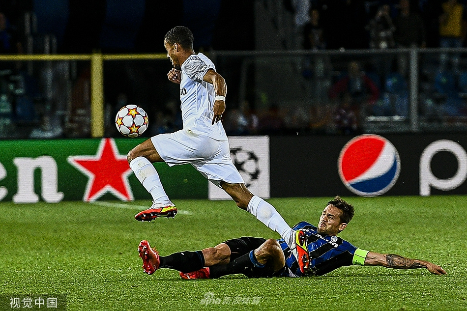 巴萨后卫埃里克·加西亚因犯规被主裁判出示黄牌，他表情无奈，这成为了巴萨那个溃败之夜的一个缩影。