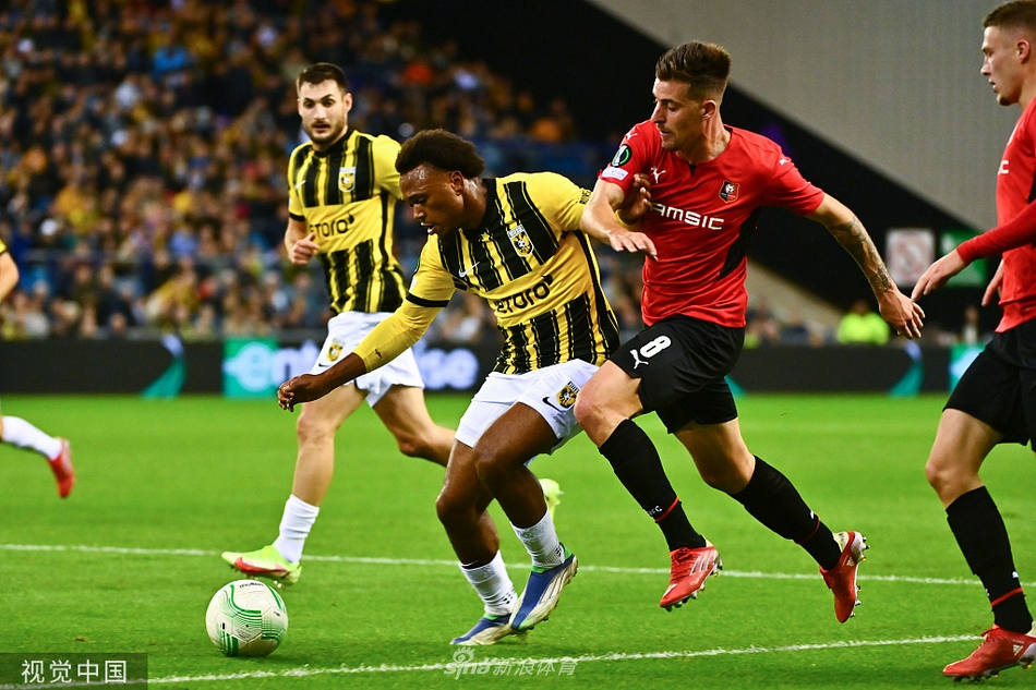 比赛结束后，维特斯球员神情落寞地走向球员通道，而看台上未离去的少数雷恩球迷仍在欢呼，光影交错间定格了足球世界的悲喜两重天。