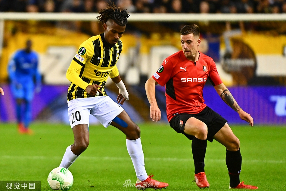 雷恩球员在裁判鸣哨结束的瞬间紧紧相拥，他们身后的记分牌定格在1-2，见证着这场从落后到逆转的客场胜利。