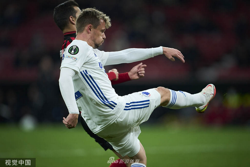 约纳斯·温德在打入点球后怒吼庆祝，他的坚定眼神和队友们的簇拥，宣告着哥本哈根在上半场结束前重新夺回了领先优势。