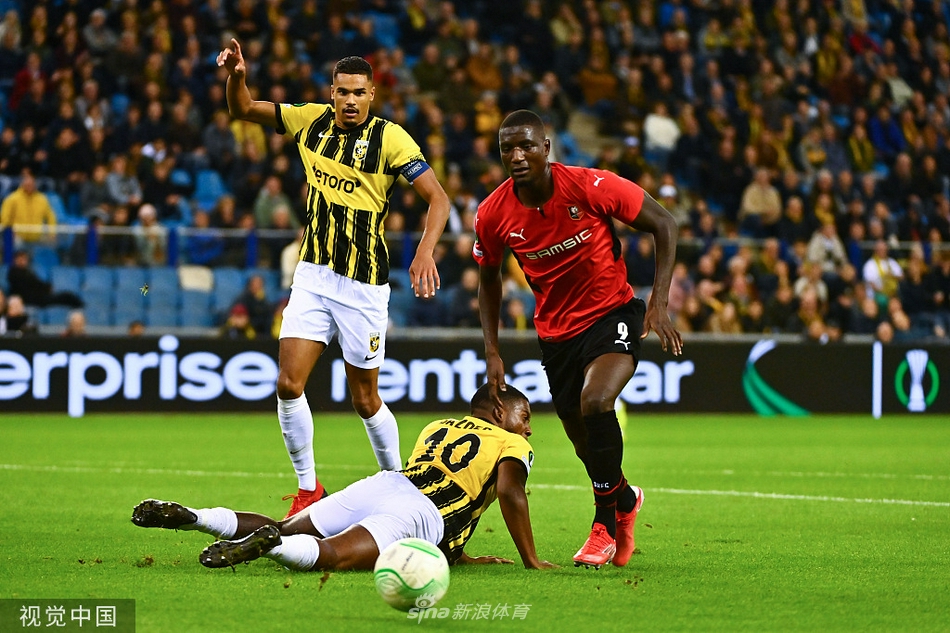 进球功臣维特克在破门后振臂狂奔，队友们从四面八方涌来，脸上洋溢着狂喜，共同庆祝这个点燃主场的精彩进球。