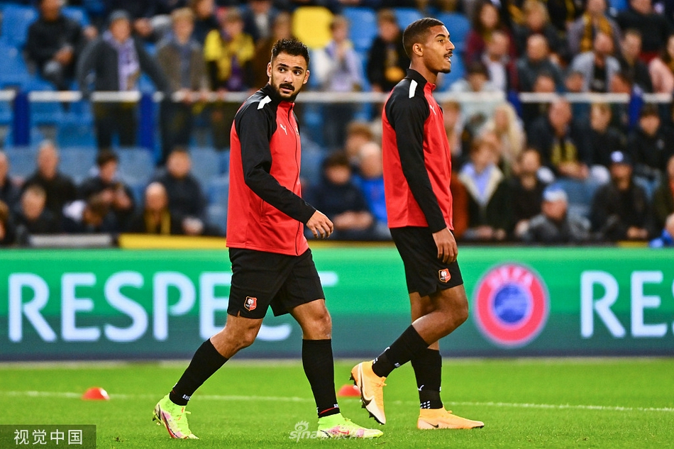 反超比分的苏莱曼纳在角旗区附近滑跪庆祝，身后的雷恩替补席球员纷纷冲出场外，尽情宣泄着逆转比分的激动心情。