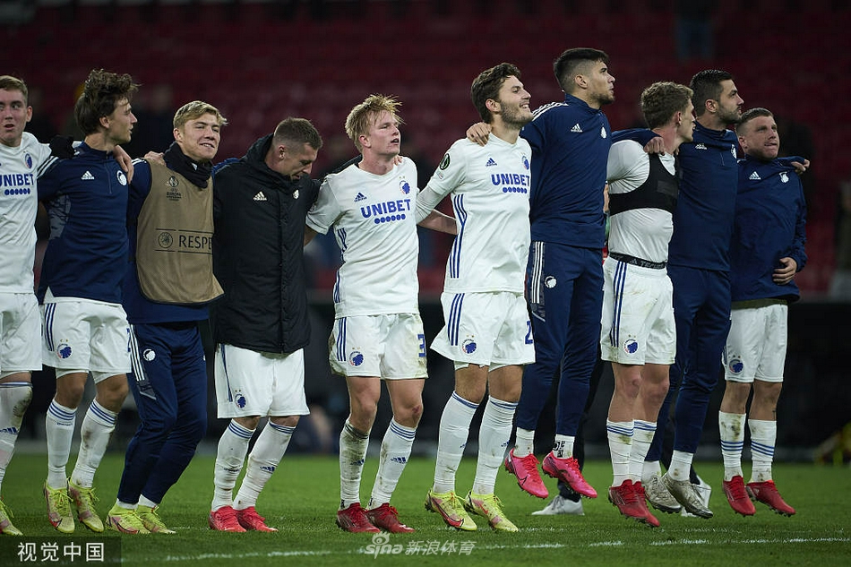 林肯红魔球员在进球后紧紧相拥，他们顽强的扳平球让哥本哈根的主场瞬间寂静，证明了他们绝非任人宰割的鱼腩。