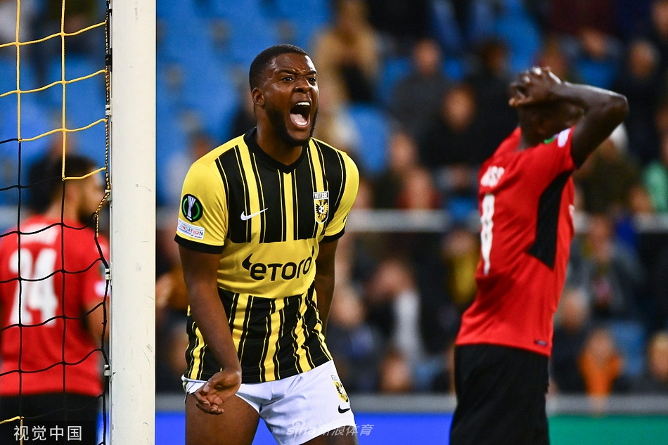 雷恩球员吉拉西主罚点球一蹴而就，皮球穿过人墙直奔网窝，他身后的客队球迷区瞬间沸腾，庆祝这来之不易的扳平比分。