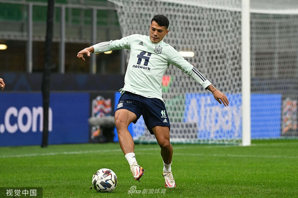 博努奇在热身中开怀大笑，与队友轻松互动，展现了冠军球队良好的队内氛围。