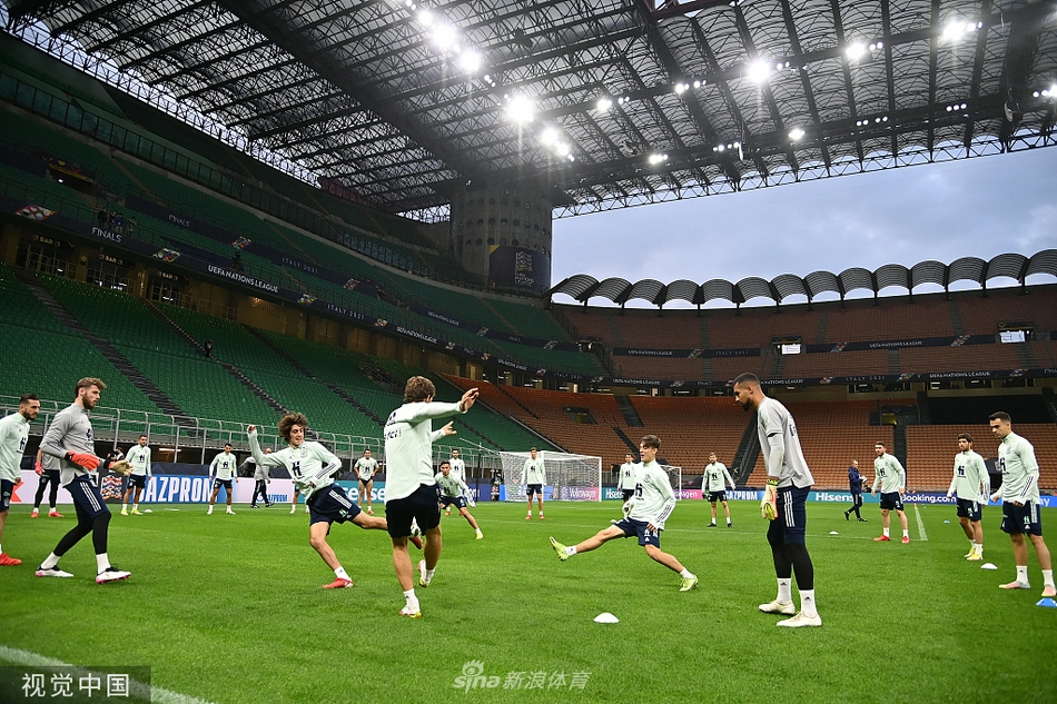 圣西罗的绿茵场在灯光下熠熠生辉，静待着即将到来的蓝衣勇士们。