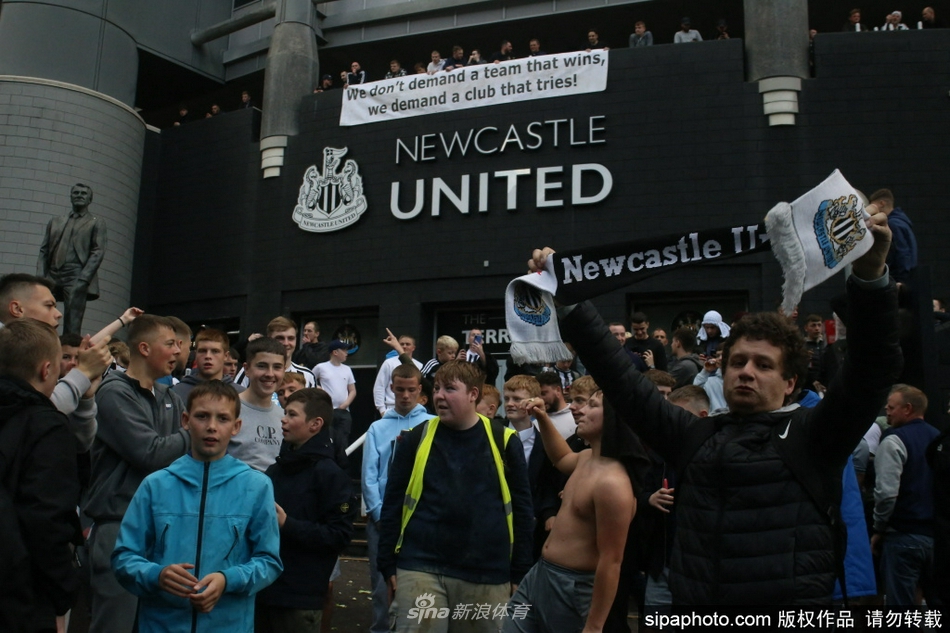 在圣詹姆斯公园球场外的人潮中，一位小球迷骑在父亲的肩头，父子俩一同挥舞着纽卡队旗。对于年幼的他来说，或许还不懂收购意味着什么，但从此刻起，他的主队已跻身世界足坛最富有的行列，希望的种子就此埋下。