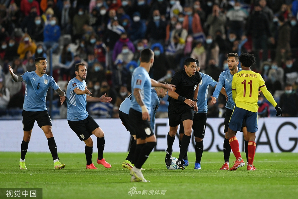 苏亚雷斯在进球被判无效后，眼神中充满无奈与遗憾