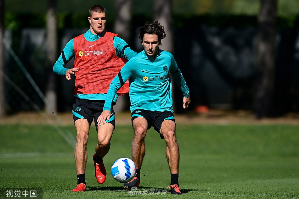 训练场上，一名球员正试图用眼花缭乱的假动作过掉防守队友，专注的神情和紧绷的肌肉线条，完美诠释了竞技体育的力量与美感。