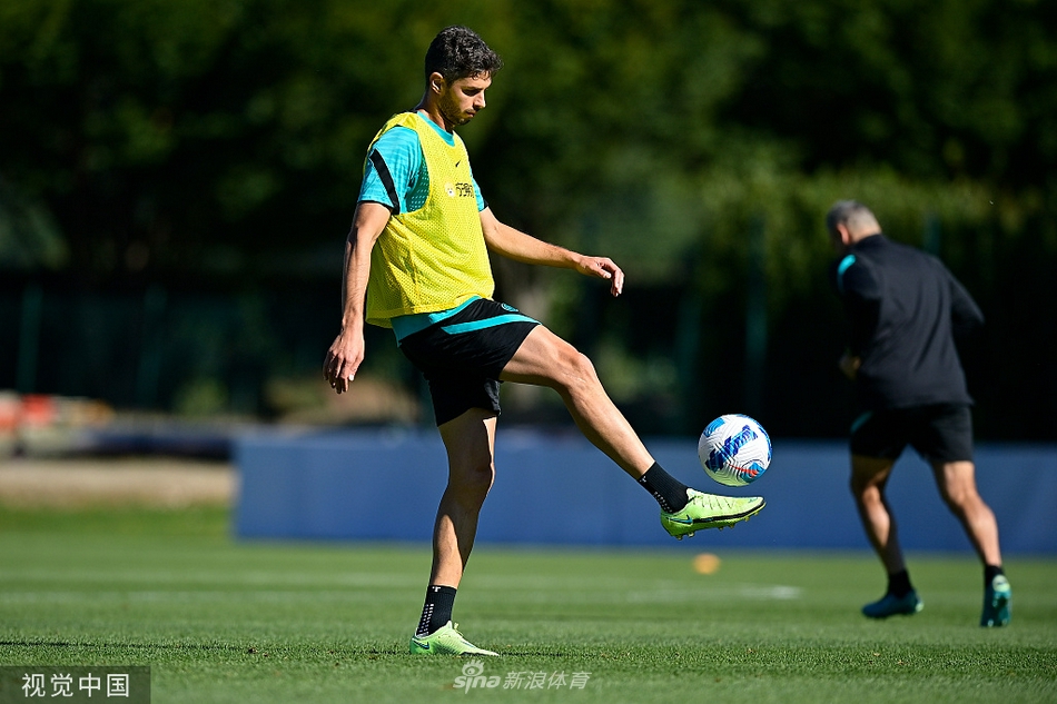 训练尾声，全队围拢在一起，手搭着手，高喊着加油鼓劲的口号。这一刻，个人融为集体，信念汇聚成河，他们已准备好为蓝黑战袍拼搏到底。