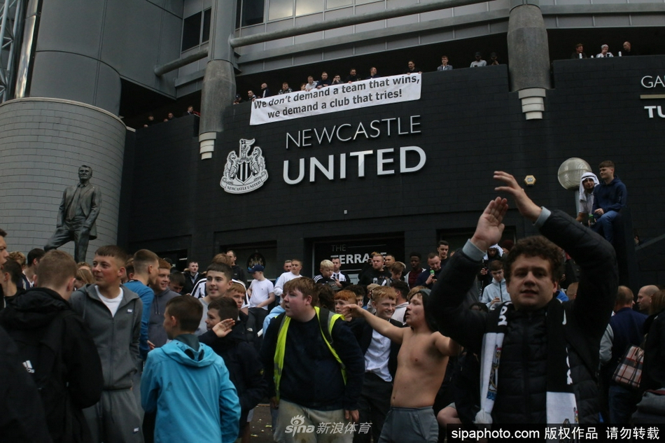 狂喜的纽卡斯尔球迷在看台外紧紧相拥，他们脸上洋溢着如释重负的笑容，在这历史性的一刻，喜悦的泪花与欢呼声交织在一起，仿佛要将过去所有的不快都冲刷干净。