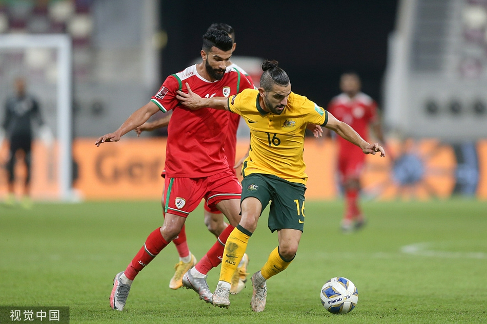 澳大利亚球员拥抱庆祝，团结一心共享胜利喜悦