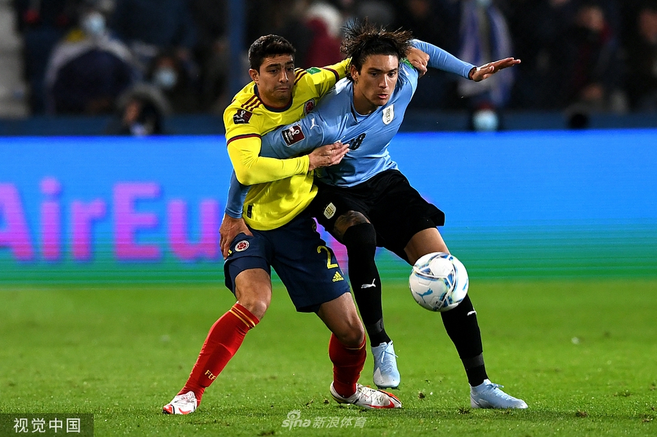 赛后，乌拉圭球员神情落寞地走向场边，感谢主场球迷的支持