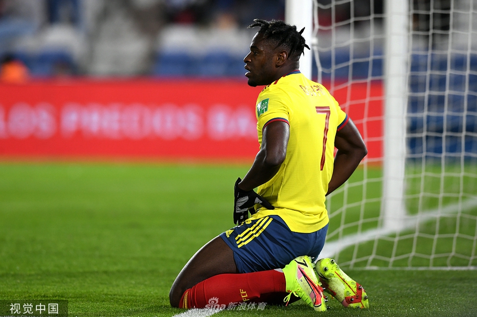 乌拉圭门将穆斯莱拉关键扑救后，振臂高呼，与队友击掌庆祝