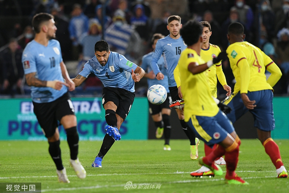 卡瓦尼替补登场后，与哥伦比亚后卫米纳在禁区内争抢位置