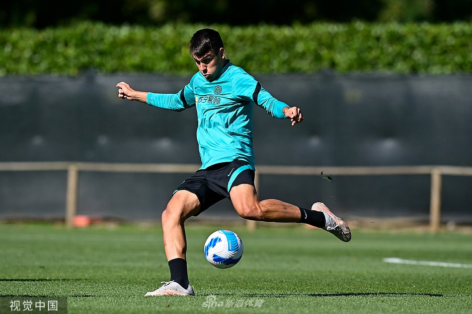 在体能教练的带领下，球员们正在进行高强度的折返跑训练。飞扬的草屑和坚定的步伐，见证着他们对自我极限的不断挑战与突破。