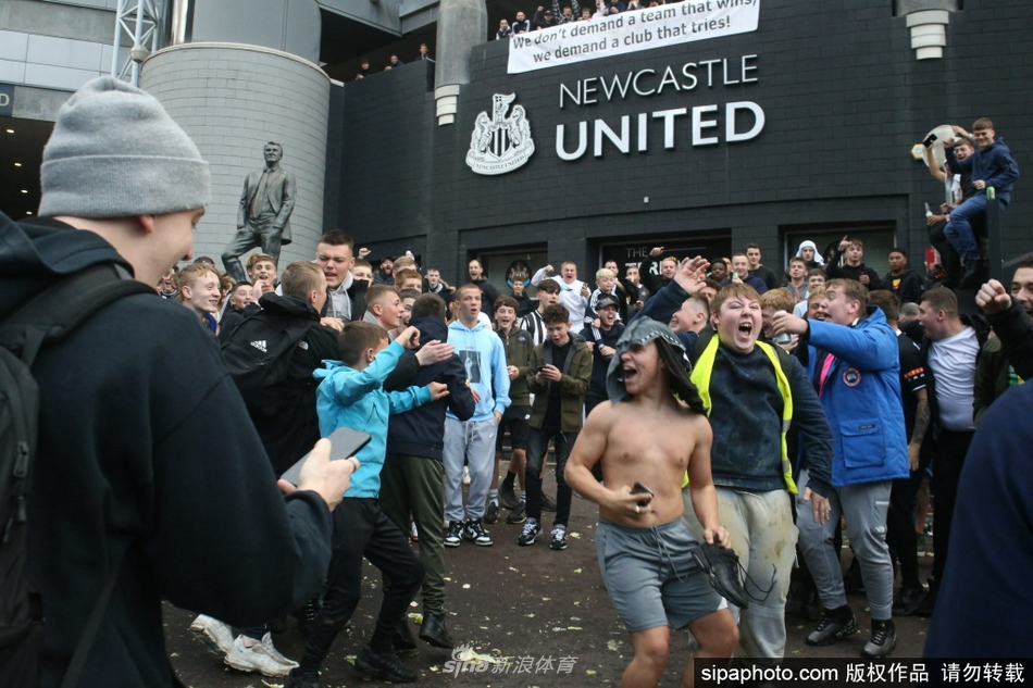 夜幕降临，圣詹姆斯公园球场外的庆祝热情却丝毫未减。球迷们点燃了手中的焰火，红色的火光映照在他们兴奋的脸庞上，烟雾在人群中升腾，将这座古老的球场装点成了狂欢的不夜城，仿佛在向整个英超宣告：一个属于纽卡斯尔的新时代已经来临。