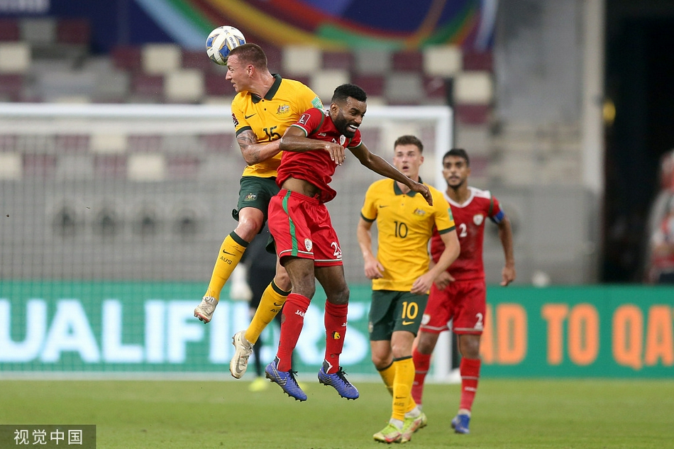 博伊尔俯身头球冲顶，动作舒展改写比分