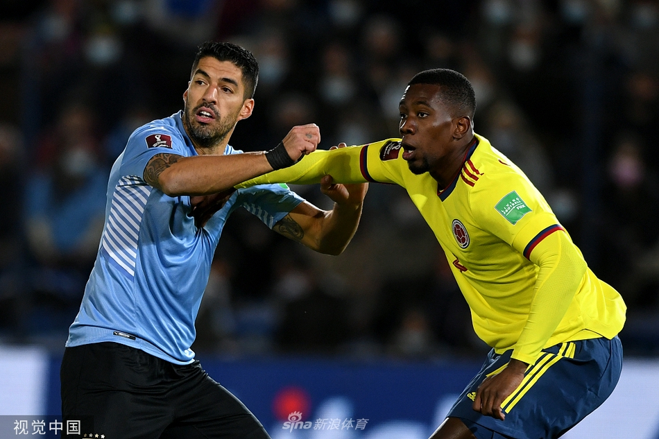 哥伦比亚前锋杜万·萨帕塔错失良机后，双手抱头神情沮丧