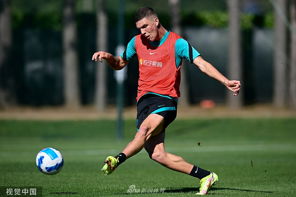 在米兰午后温暖的阳光下，国际米兰的将士们正围成一圈，聚精会神地聆听教练的战术部署，眼中闪烁着对胜利的渴望。