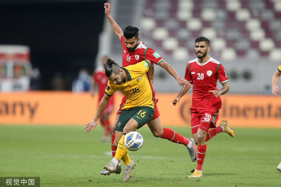 曼达尔爆射扳平瞬间，整个球场为之沸腾