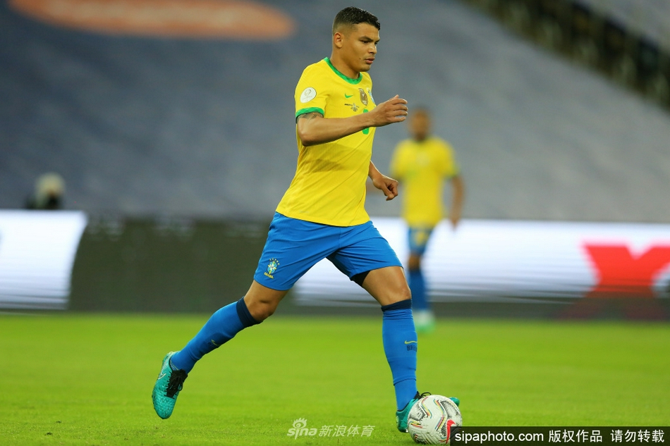 蒂亚戈-席尔瓦在比赛中高高跃起争顶头球，他身躯舒展如满弓，在对方禁区内铸就一座难以逾越的空中堡垒，展现着老将的卓越身体素质。