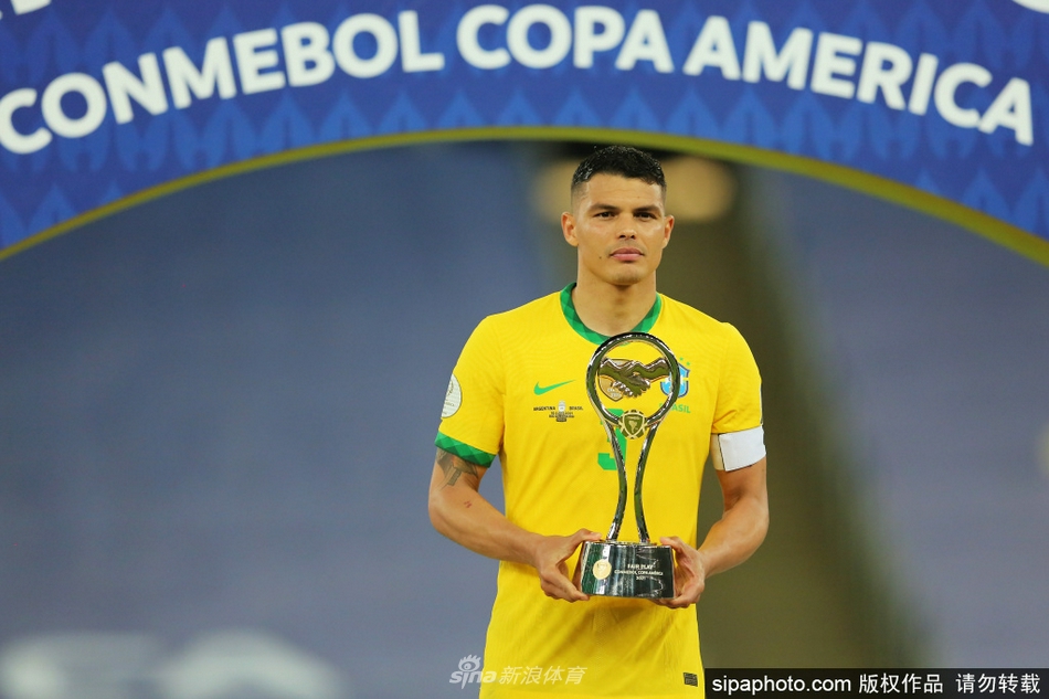 身披黄衫的蒂亚戈-席尔瓦在赛场边神情专注，目光如炬，岁月在他脸上刻下痕迹，却带不走他身为后防领袖的坚定与威严。