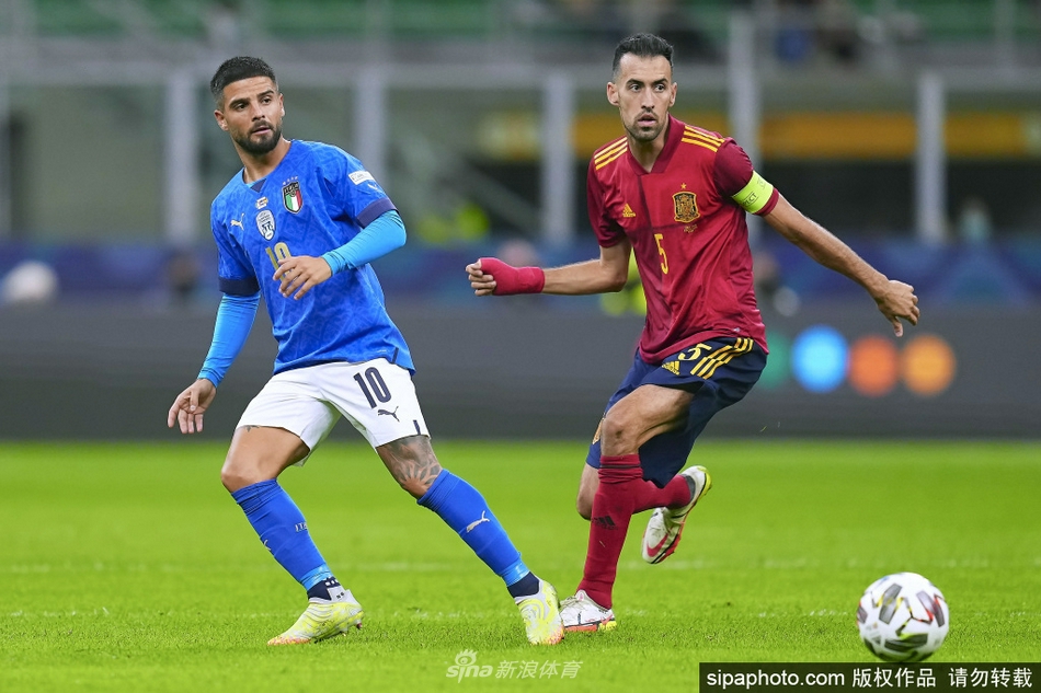 伊涅斯塔晒出布斯克茨手捧欧国联最佳球员奖杯的照片，眼神中满是骄傲与祝贺之情。