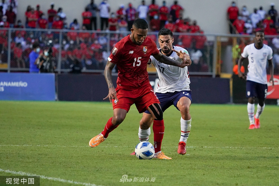 ??爵士球館大屏幕的飾面松動 熱身的球員和教練已被清出場