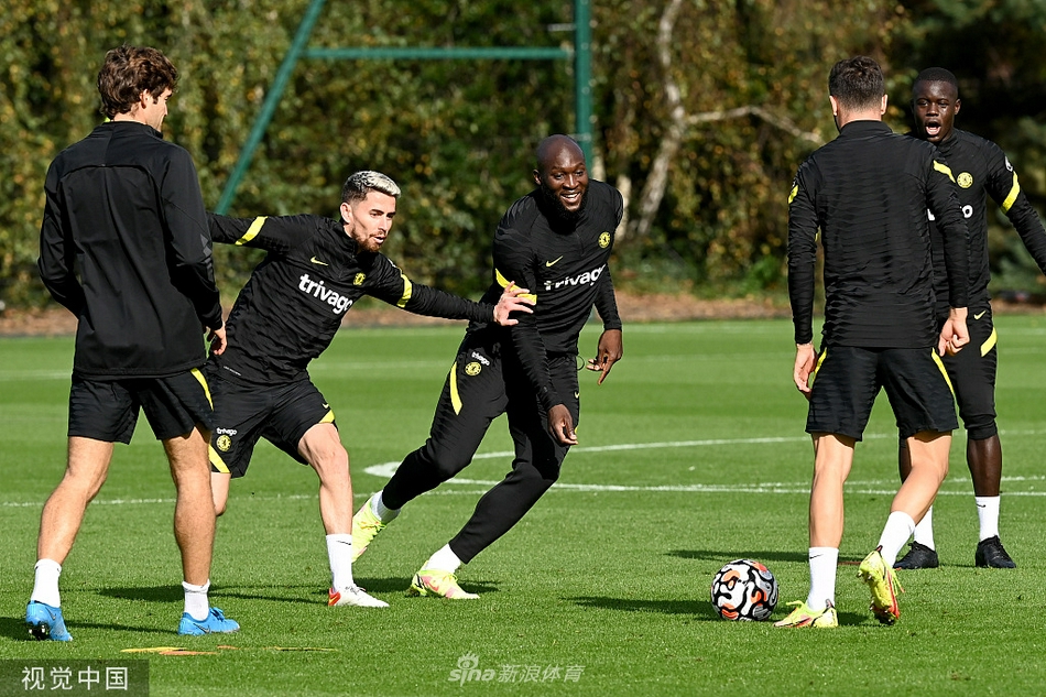 在图赫尔的注视下，切尔西的球员们正在进行高强度的分组对抗，训练场上人仰马翻，激烈程度仿若实战，只为在周末的德比战中万无一失。