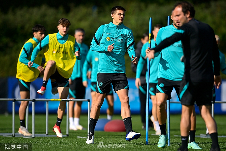 哲科在慢跑中露出轻松的笑容，这位波黑锋霸本赛季已攻入六球领跑射手榜，他的好心情预示着门前感觉的火热。