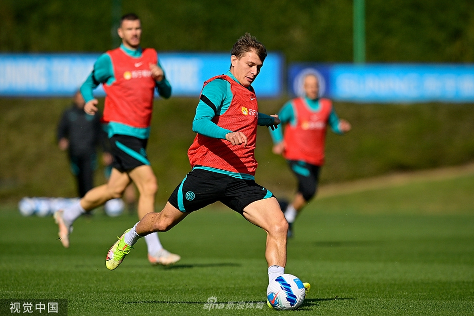 巴斯托尼在训练中神情专注，眼神如鹰隼般锐利，他正在准备随时启动，用精准的长传撕开想象中的敌人防线。