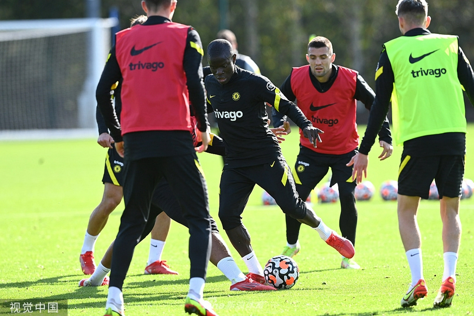 绿茵场上的坎特面带微笑，轻松地控制着皮球，这位法国中场屏障的回归，意味着切尔西的中场防线将再次筑起一道令对手难以逾越的铜墙铁壁。